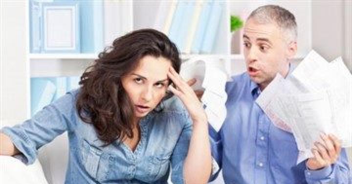 पैसे को लेकर परिवार में झगड़े क्यों होते हैं? पैसे को लेकर अपने पति को डांटना