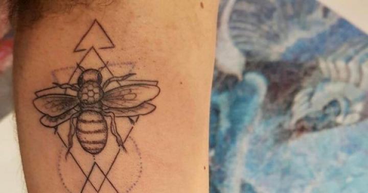मधुमक्खी टैटू - लड़कियों और पुरुषों के लिए अर्थ और डिज़ाइन क्षेत्र पर मधुमक्खी टैटू का अर्थ